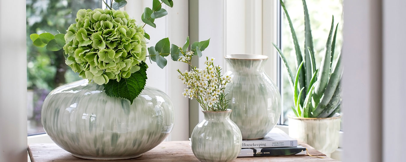 Interi&oslash;r- og blomsterbilde med klikkbare elementer